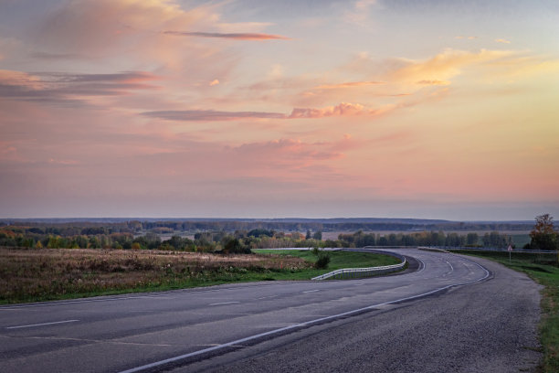 道路的转弯处给景色增添了色彩图片下载