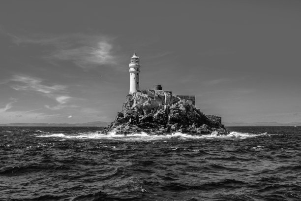 爱尔兰西科克Fastnet Rock灯塔的黑白照片图片下载