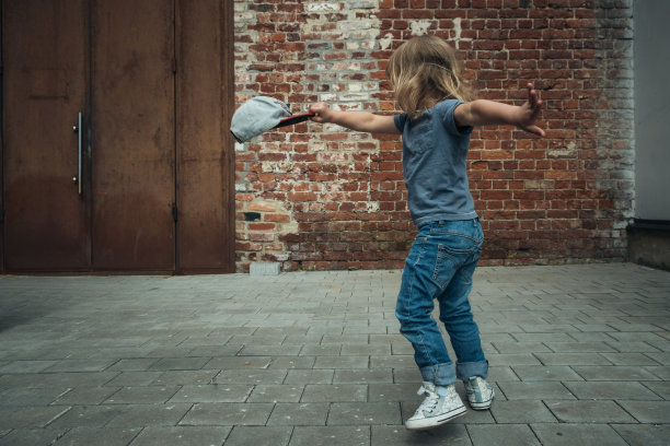 可爱的小女孩在跳舞。图片下载