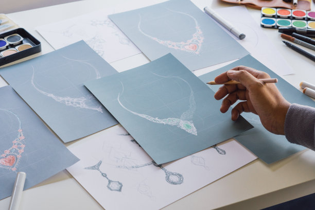 设计师设计钻石首饰图纸sketchesÂ制作worksÂ工艺独特的手工奢华项链产品创意。图片下载