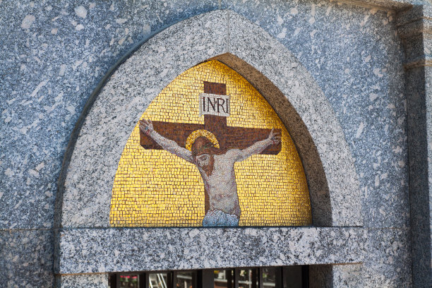 在切里西奥波尔图墓地的十字架镶嵌耶稣图片下载