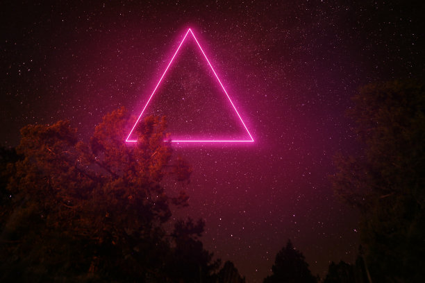 银河系曝光和三角霓虹灯图片下载