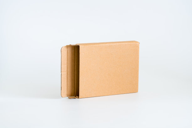 白色背景上的卡夫纸板箱图片下载