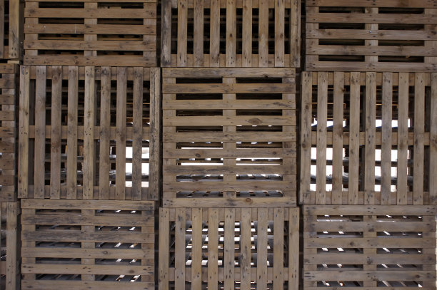 像墙一样水平安装的一组托盘。图片下载