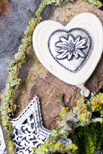 冬天-圣诞节的安排与雪绒花和心图片下载