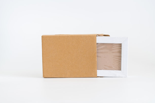 白色背景上的卡夫纸板箱图片下载