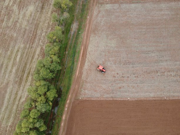 鸟瞰图，拖拉机等待在田地里图片下载