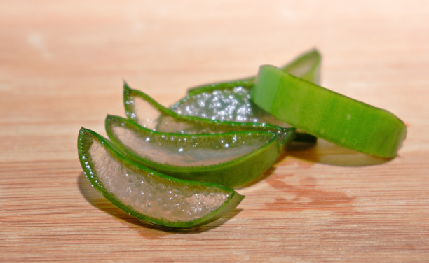 芦荟，一种在木质背景上的百年绿色植物。室内植物可用于医药和自我治疗。药用植物。软选择聚焦图片下载