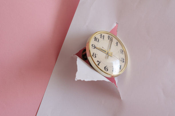 古董钟，白色泪纸，粉色背景。轮机械图片下载