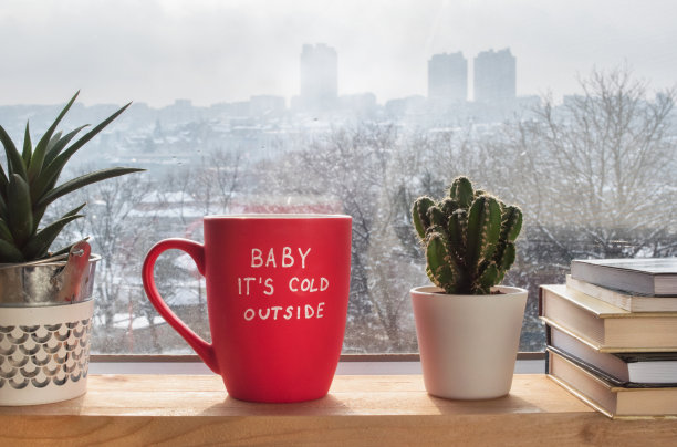 冬天在舒适的家里，外面天气寒冷图片下载