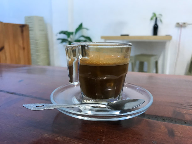 咖啡在桌子上图片下载