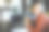 微笑的女开发人员在家庭办公室吃亚洲面条图片下载