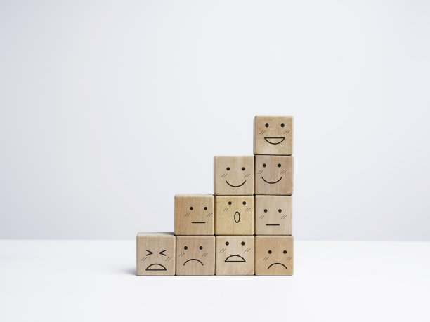 事业成长的脚步带着快乐和悲伤的情绪。图片下载