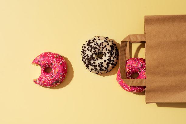 一些纸包装的粉色和巧克力甜甜圈图片下载