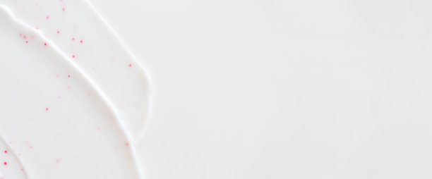 特写面部磨砂洗面奶涂抹污渍波浪纹理在白色背景与复制空间水平横幅格式。护肤美容产品图片下载