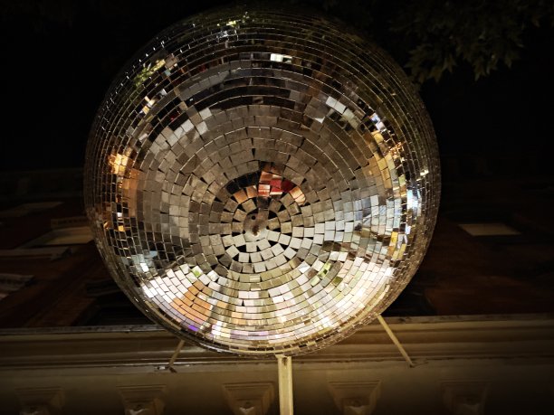 夜间室外安装镜面球图片下载