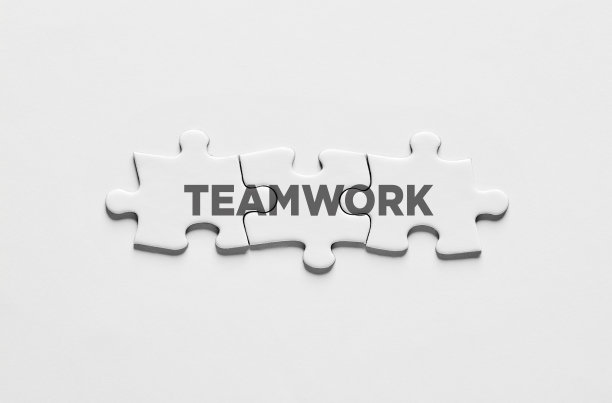 商业上的合伙、合作或协作。用团队合作这个词来连接拼图。图片下载