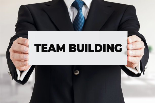 商人展示了一个横幅与信息团队建设。商业团队或团队形成图片下载