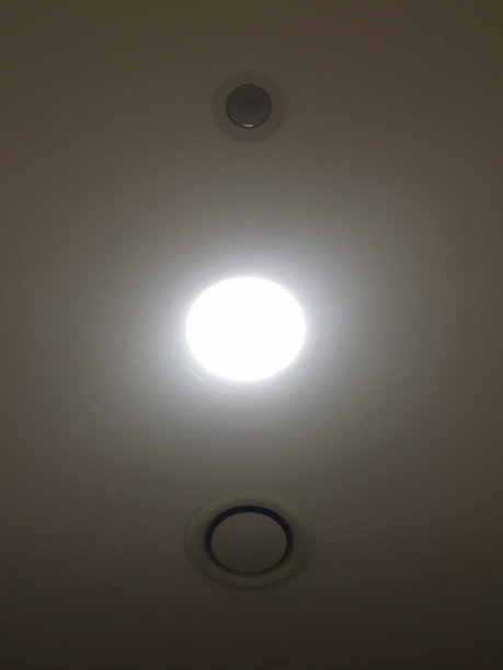 天花板上的聚光灯图片下载