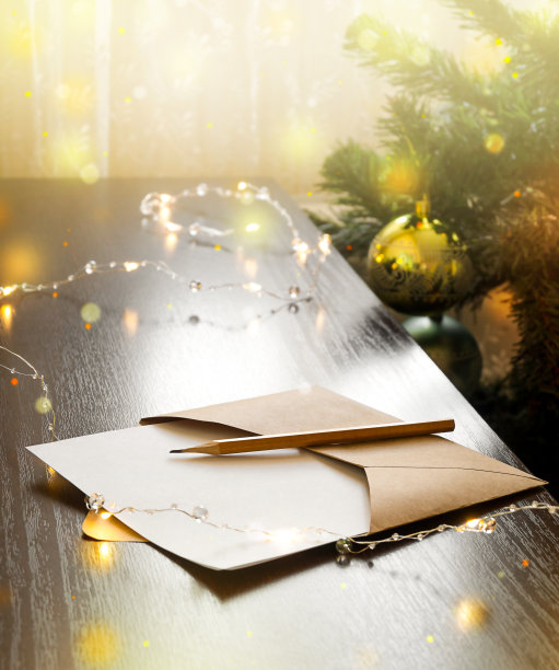 信封里的信在桌子上。圣诞树和花环图片下载