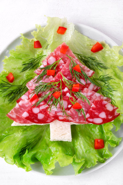 开胃菜，圣诞树，还有意大利香肠。节日的开胃菜图片下载