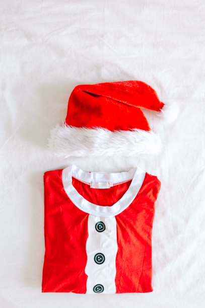 圣诞老人的衣服在白色背景上。圣诞节的概念图片下载