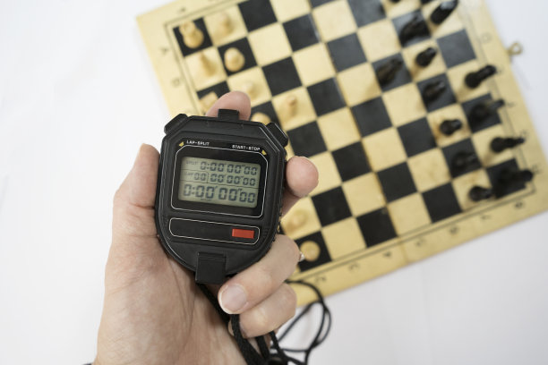 一个人在木板上排列白色的棋子。Brain-developing游戏图片下载