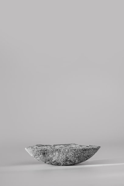 灰色背景的天然石材代表展示和展览。有机化妆品抽象讲台。最小的风格。图片下载