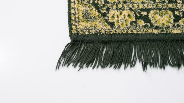 流苏结束的祈祷席在白色孤立的背景图片下载