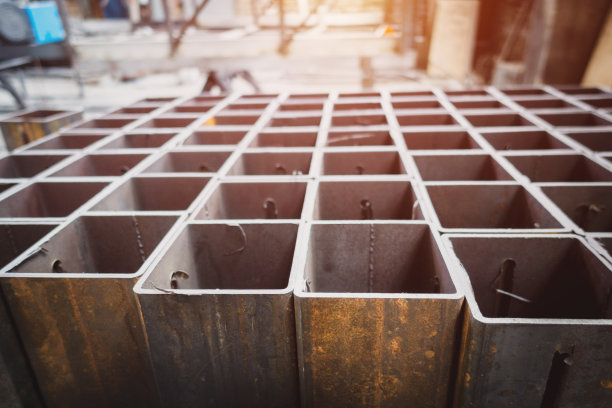 一排方形金属坯料。仓库金属轧制图片下载