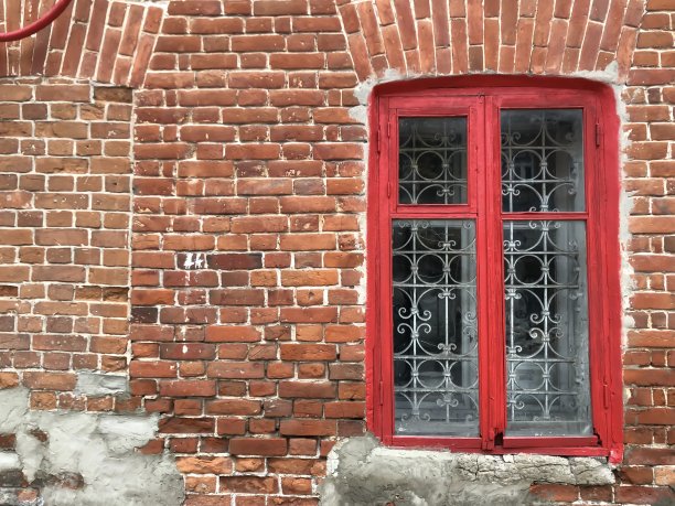 石墙上有一扇红色的窗户图片下载