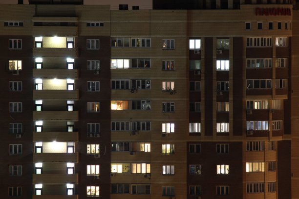 一个大城市的窗户着火了图片下载