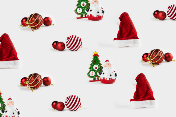 图案与圣诞装饰品包括圣诞老人，圣诞树，球和圣诞老人的帽子在白色背景图片下载