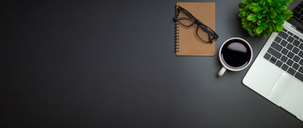工作空间-平面俯视图插图的工作空间与咖啡杯和笔记本在黑色的桌面，办公室办公桌的概念。图片下载
