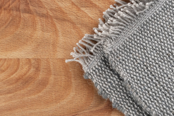 黄麻粗糙的针织帆布在一个木制的古老的乡村桌子。纹理粗麻布面料图片下载