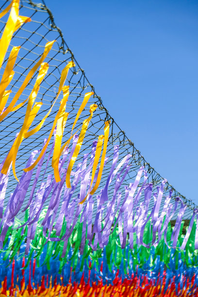 近距离拍摄的装饰性五彩丝带随风飘扬在城市街道假日，节日或嘉年华。城市节庆的概念图片下载