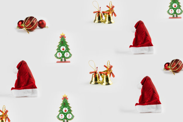 图案与圣诞装饰品包括圣诞老人，圣诞树，球和圣诞老人的帽子在白色背景图片下载