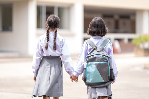 孩子们的后视镜学生朋友手牵手回学校。回到学校概念库存照片图片下载