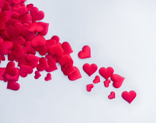 白色背景上的小心形图片下载