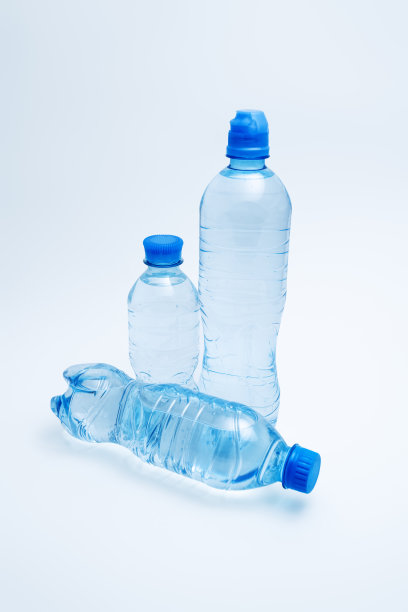 白色背景上装着各种各样的塑料瓶图片下载