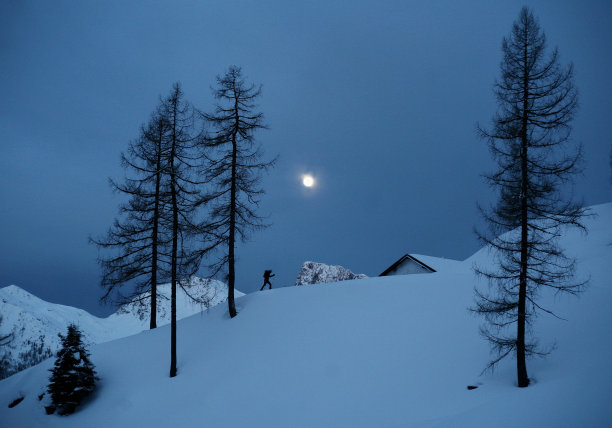 在白云石上滑雪和滑雪图片下载