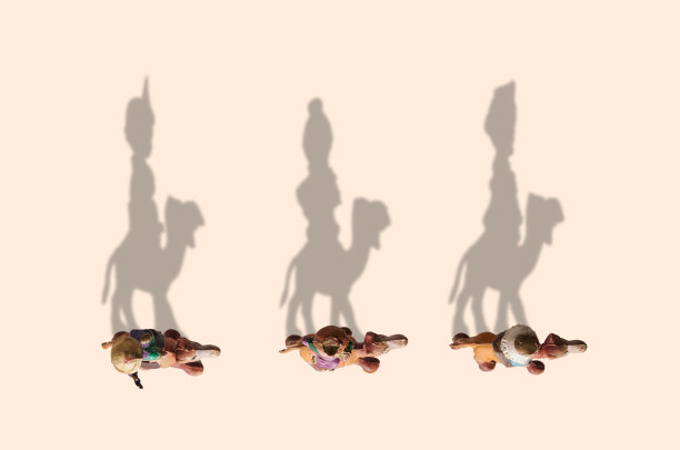 33、智者仰视驼峰，阴影牵引智者复制空间图片下载