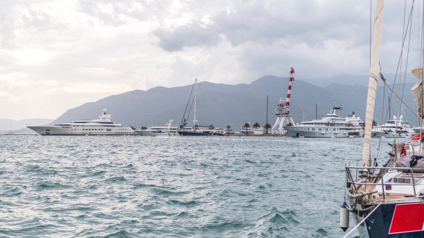 夏日日落时豪华游艇停泊。库存图片图片下载