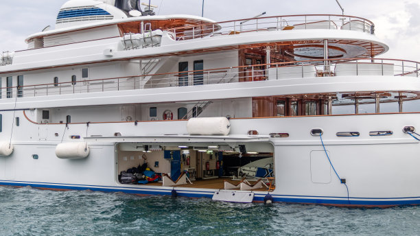 一艘豪华游艇停靠在黑山港。库存图片图片下载