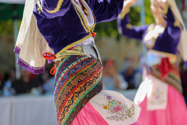 土耳其，穆格拉，门塞当地民俗文化节(efe zeybek)男女服装图片下载