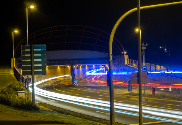 城市里的车灯图片下载