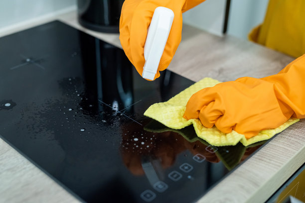 漂亮的家庭主妇在家里做家务图片下载