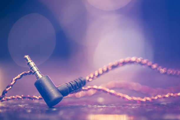 耳机插孔模糊背景与舞台照明。图片下载