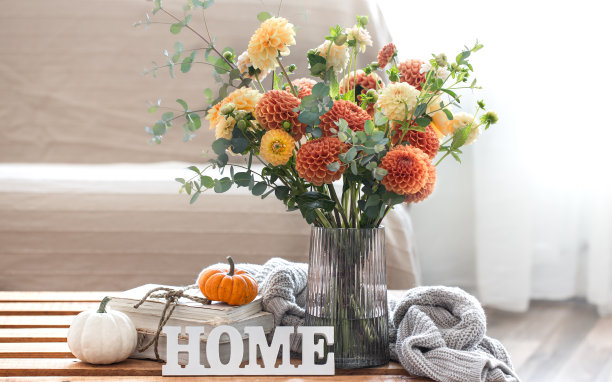 秋天的背景是一束菊花和南瓜，复制空间。图片下载