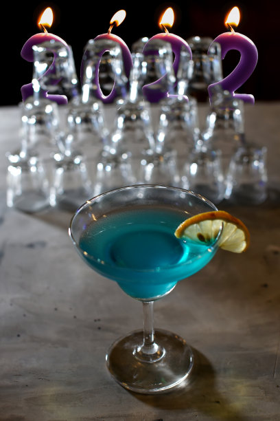 五颜六色的鸡尾酒和数字蜡烛2022，新年派对创意2022图片下载